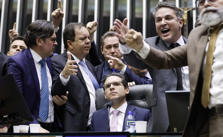 Governo destina R$ 40,8 bilhões em emendas parlamentares no Orçamento 2026; valor aumenta influência política e reduz recursos para políticas sociais.