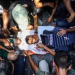 Parentes e colegas se despedem do jornalista palestino Hussam al-Masri, morto por um bombardeio israelense ao Hospital Nassar, em Khan Younis, no sul de Gaza, em 25 de agosto de 2025 [Abed Rahim Khatib/Agência Anadolu]