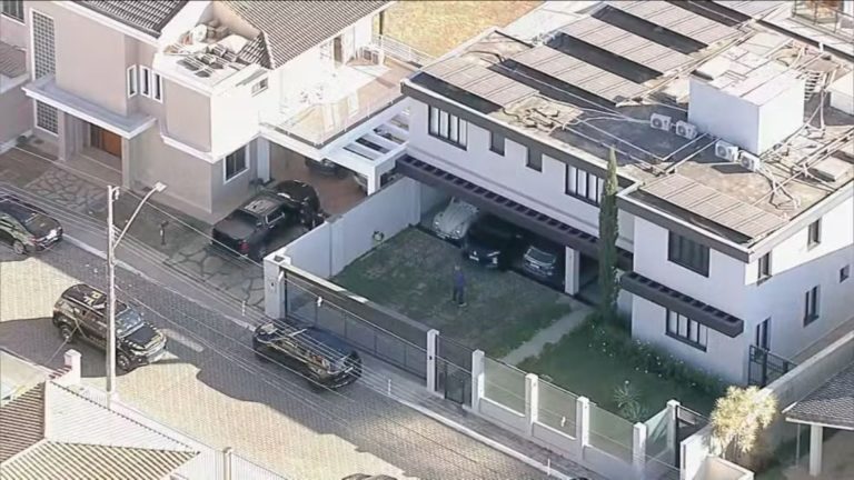 Viaturas da PF no condomínio de Bolsonaro em Brasília – Crédito: Reprodução/GloboNews