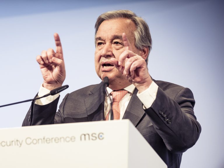 O secretário-geral da ONU, Antonio Guterres, se reúne com o presidente Xi Jinping e elogia o apoio chinês ao multilateralismo, classificando-o como vital para a estabilidade global.