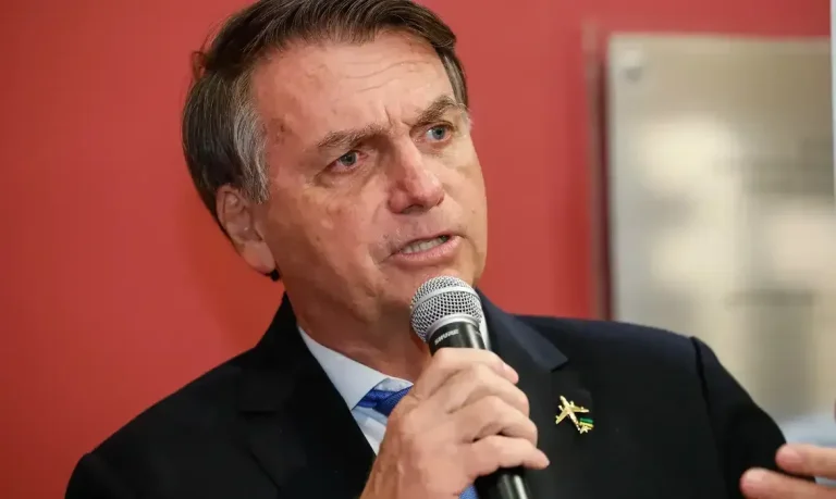 Defesa de Bolsonaro nega liderança e crimes na tentativa de golpe de 2022 e contesta provas da PGR no STF.