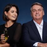 PF aponta que Jair Bolsonaro transferiu R$ 2 milhões para Michelle antes de depor sobre o 8 de janeiro, em tentativa de ocultação de patrimônio e coação de autoridades.