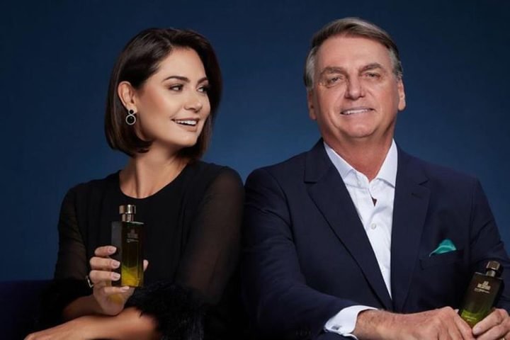 PF aponta que Jair Bolsonaro transferiu R$ 2 milhões para Michelle antes de depor sobre o 8 de janeiro, em tentativa de ocultação de patrimônio e coação de autoridades.