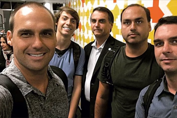 Da esquerda para a direita, Eduardo, Renan, Jair, Carlos e Flávio, os integrantes masculinos do clã Bolsonaro Divulgação - Diário Carioca
