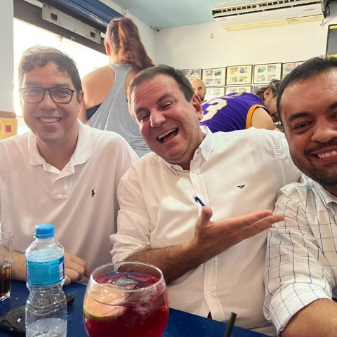 Após trocas de ataques em 2024, Cláudio Castro e Eduardo Paes se reaproximam e podem construir aliança eleitoral no Rio para 2026.