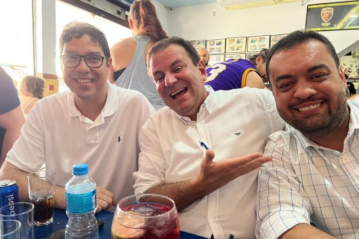 Após trocas de ataques em 2024, Cláudio Castro e Eduardo Paes se reaproximam e podem construir aliança eleitoral no Rio para 2026.