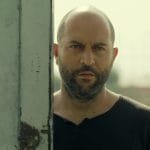 Cinco séries impactantes que revelam os bastidores do poder, corrupção e conflitos internacionais para aprofundar seu entendimento da política contemporânea em 2025.