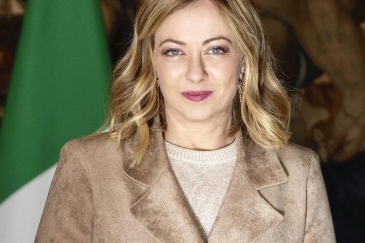 A primeira-ministra italiana Giorgia Meloni defende proteção da Ucrânia pela OTAN sem adesão formal. Medida gera debates entre partidos e reforça posição diplomática da Itália