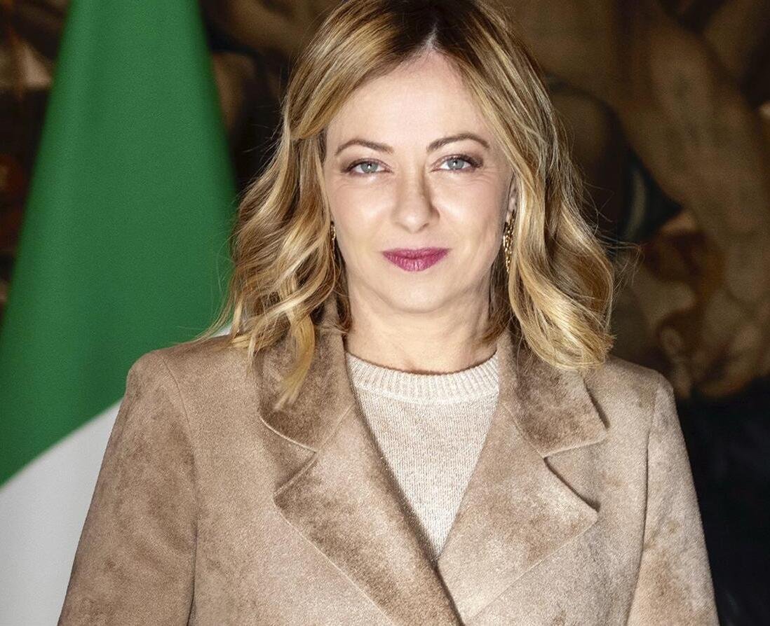 A primeira-ministra italiana Giorgia Meloni defende proteção da Ucrânia pela OTAN sem adesão formal. Medida gera debates entre partidos e reforça posição diplomática da Itália