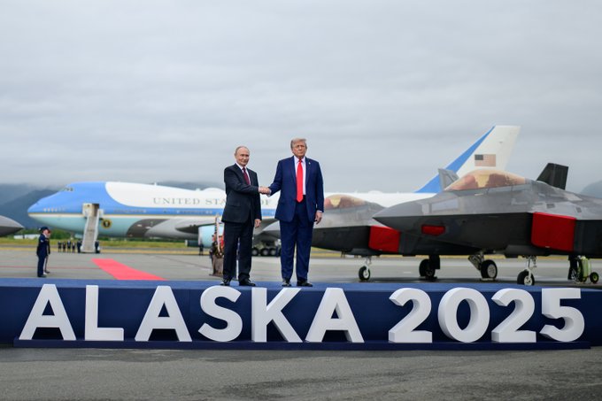 Putin e Trump iniciam no Alasca reunião de até sete horas para negociar cessar-fogo na guerra da Ucrânia, com declarações à imprensa previstas.