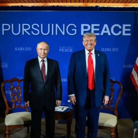 Putin propõe encerrar guerra em troca do Donbass; Trump pressiona Zelensky; UE anuncia sanções contra Moscou.
