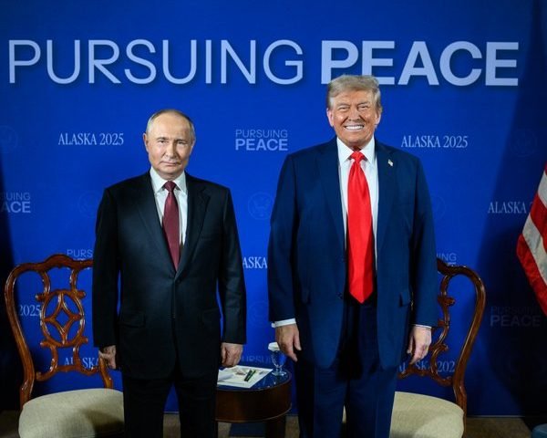 Putin propõe encerrar guerra em troca do Donbass; Trump pressiona Zelensky; UE anuncia sanções contra Moscou.