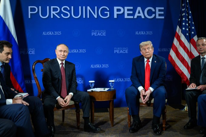 Trump e Putin se encontraram no Alasca para tratar da guerra na Ucrânia e segurança global. Reunião foi descrita como construtiva, mas sem acordo final.
