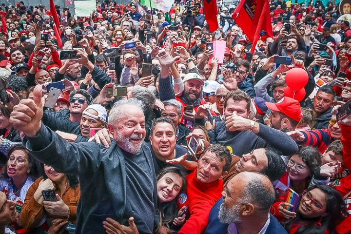 Lula nos braços do povo | Foto: Ricardo Stuckert