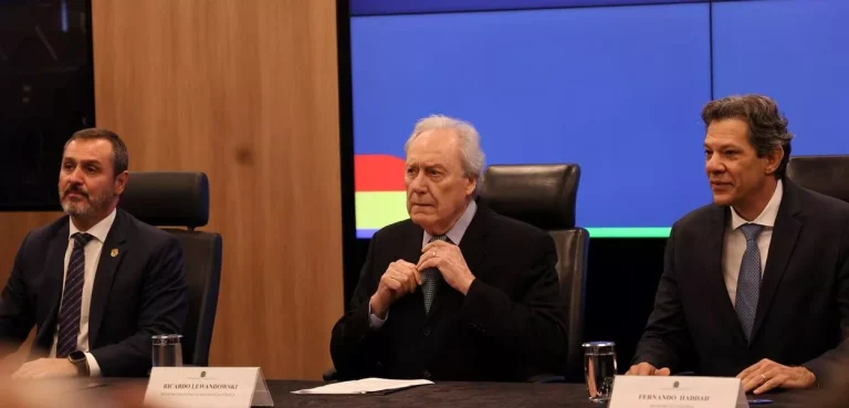 O diretor-geral da Polícia Federal, Andrei Rodrigues e os ministros da Justiça e Segurança Pública, Ricardo Lewandowski, e da Fazenda, Fernando Haddad (Foto: José Cruz/Agência Brasil)