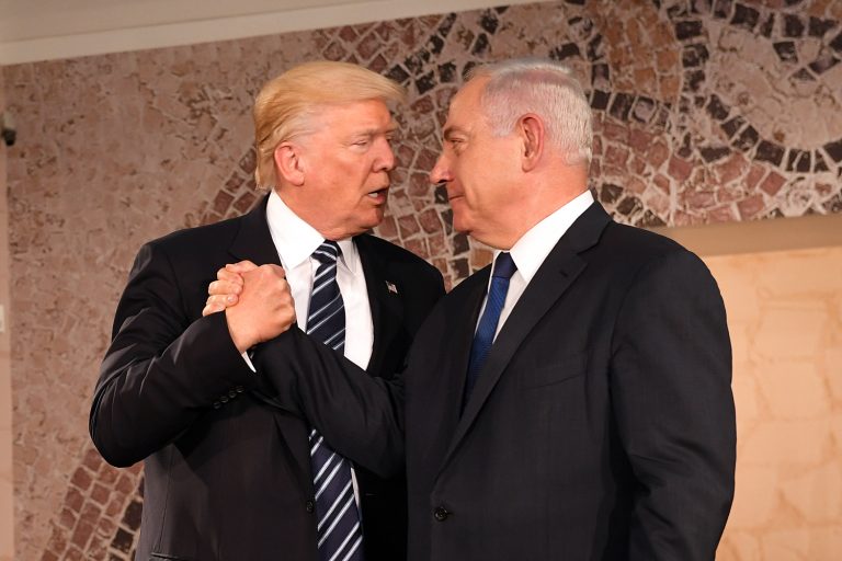O déspota e criminoso sexual Donald Trump com o Genocida Benjamin Netanyahu - Foto: Wikimedia Commons