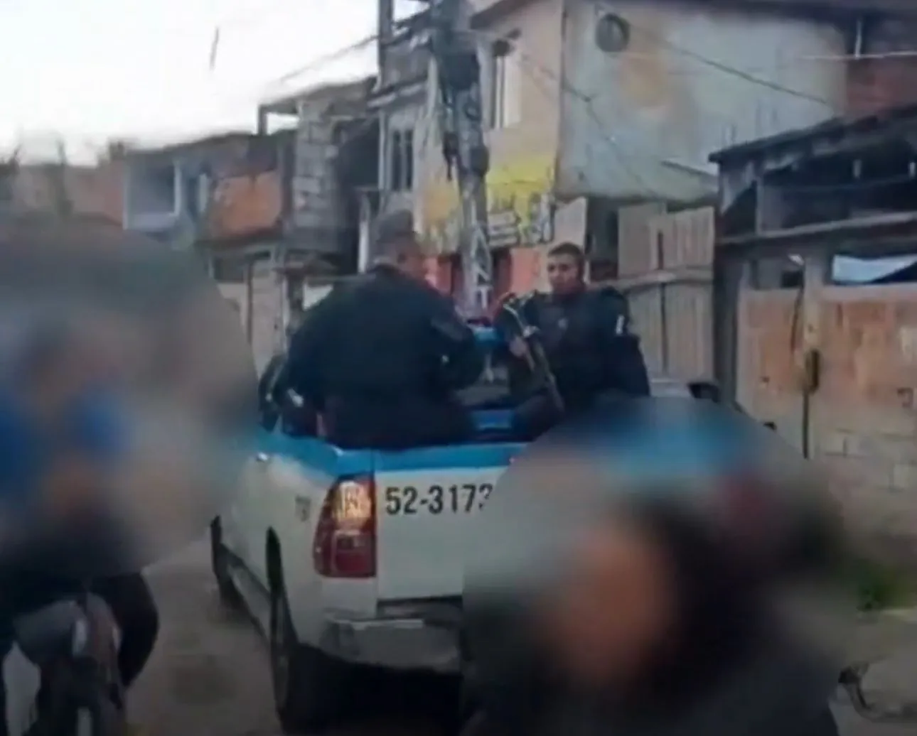 Moradores denunciam abuso policial em operação na Gardênia Azul | Diário Carioca Operação das polícias Civil e Militar na Gardênia Azul deixa dois mortos, cinco presos e provoca fechamento de escolas.