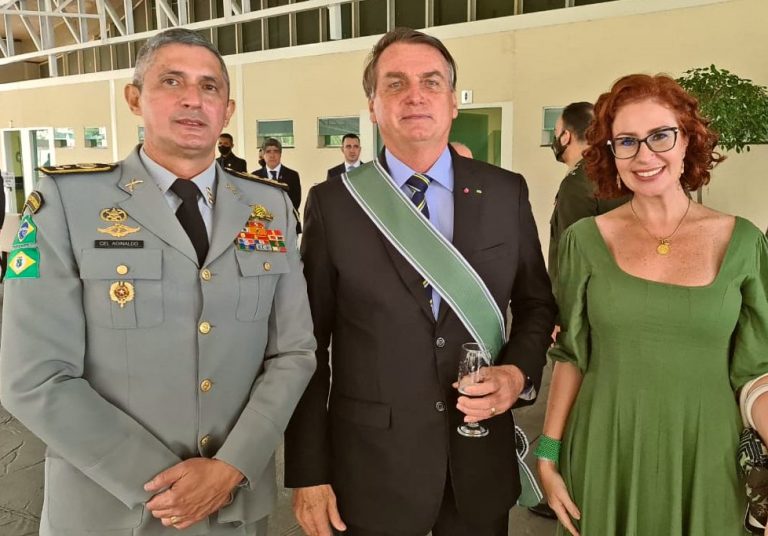 Jair Bolsonaro entre Aginaldo e Carla Zambelli. Foto: reprodução