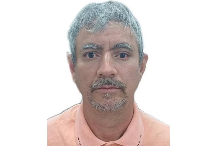 Gilberto Firmo, tio da ex-primeira-dama Michelle Bolsonaro, foi preso em flagrante no Distrito Federal por compartilhar pornografia infantil. Ele confessou o crime em depoimento com intérprete de Libras.