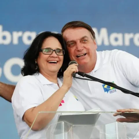 Damares Alves, então ministra dos Direitos Humanos, e Jair Bolsonaro, então presidente, em 2020. Foto: Alan Santos/PR