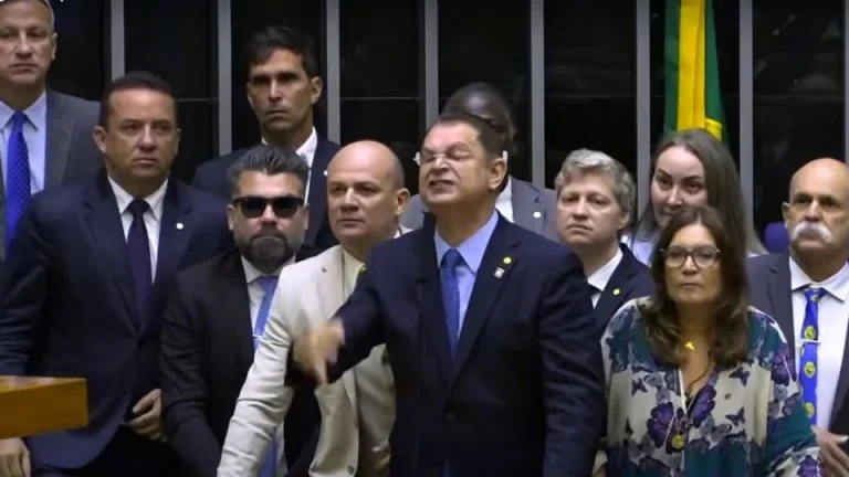 Sóstenes Cavalcante admite que bolsonaristas mentiram sobre acordo para pautar anistia.