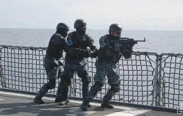 Militares argentinos em exercício de abordagem e inspeção na Fragata Independência (crédito: Marinha do Brasil)