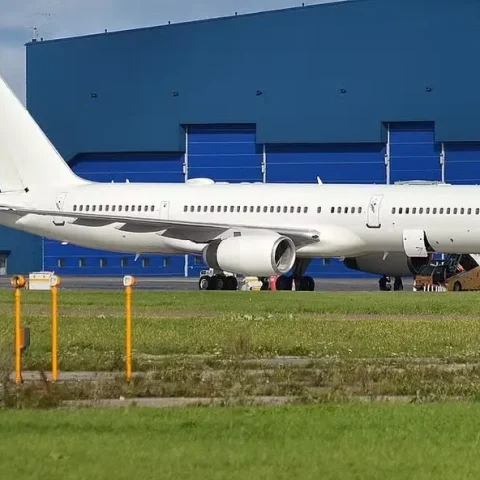 Talíria Petrone e Túlio Gadêlha querem que governo explique pouso de avião da Força Aérea dos EUA em Porto Alegre, usado em missões sigilosas.