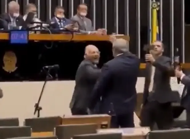 Momento em que Pastor Eurico empurra Lindbergh na Câmara. Foto: reprodução