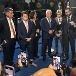 Senador Marcos do Val mostrando sua tornozeleira eletrônica na Casa Legislativa • Reprodução