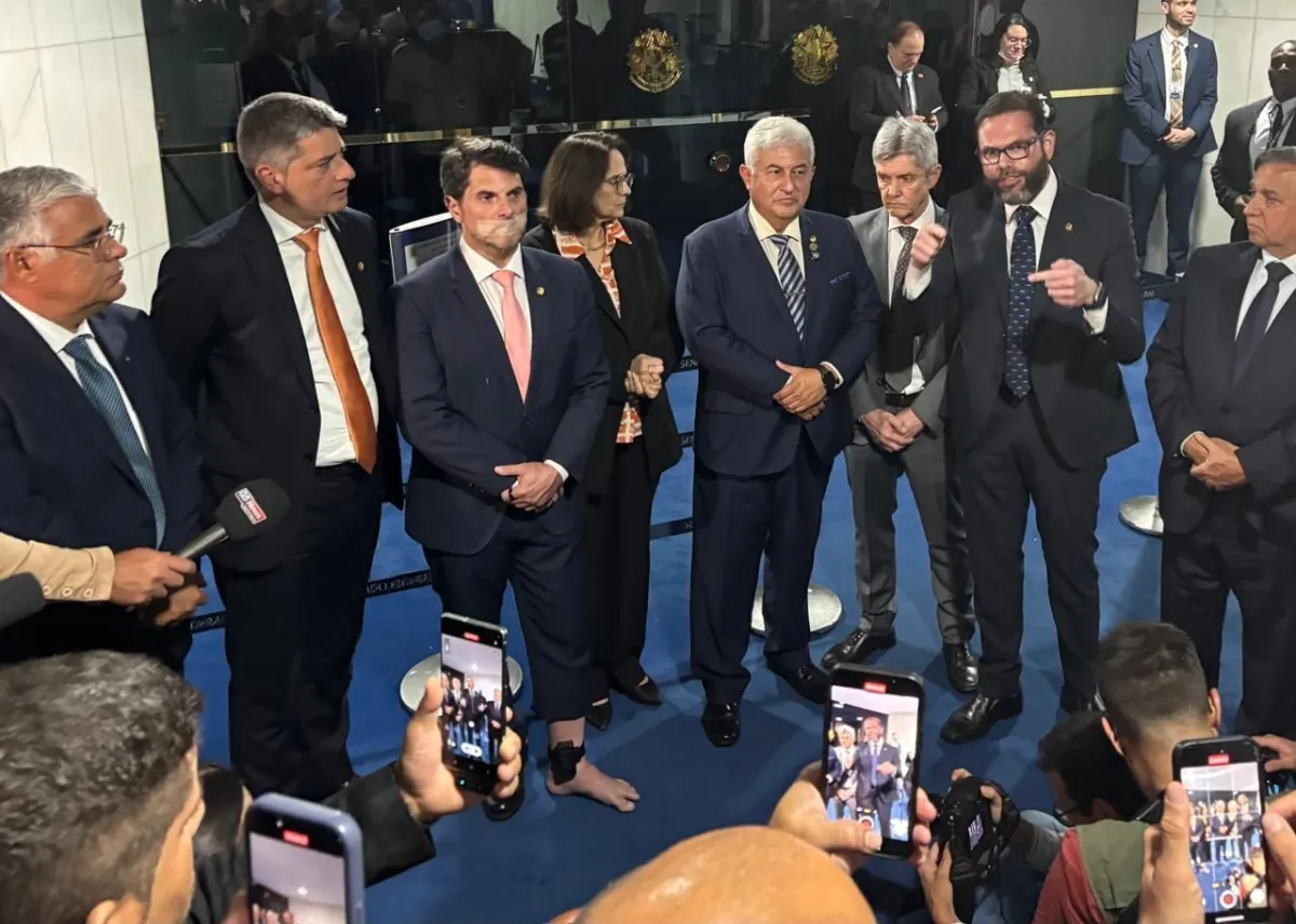 Senador Marcos do Val mostrando sua tornozeleira eletrônica na Casa Legislativa • Reprodução