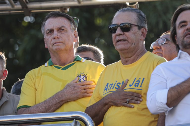 A Polícia Federal apreendeu celulares de Silas Malafaia no Galeão e proibiu sua saída do país. A PGR aponta elo com Jair Bolsonaro e Eduardo Bolsonaro em tentativa de golpe.