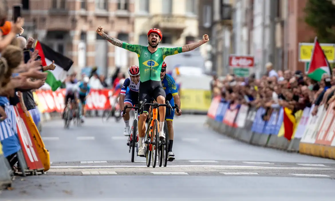 Lauro Chaman é tricampeão mundial de paraciclismo | Diário Carioca Lauro Chaman conquista o tricampeonato mundial de paraciclismo na Bélgica, superando o campeão olímpico de Paris na prova de resistência.