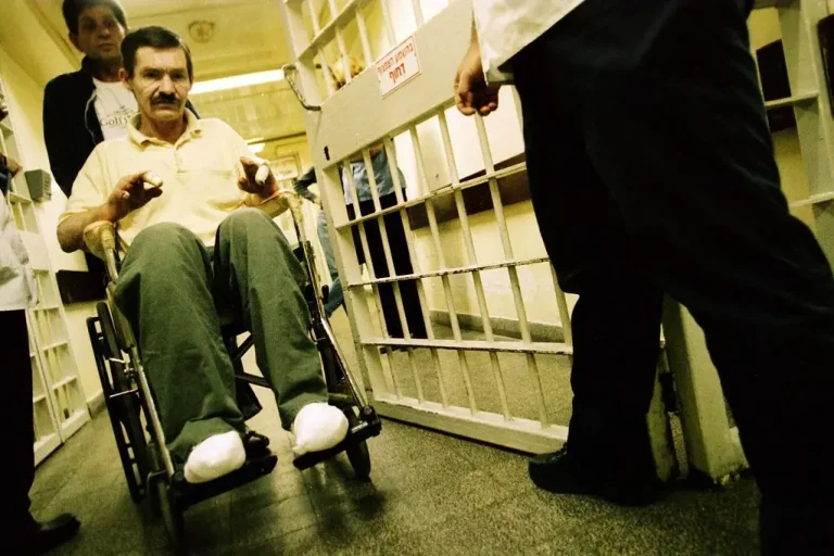 Atualmente, 10.800 detidos políticos e prisioneiros políticos palestinos definham nas prisões israelenses. (Foto: Uriel Shatil / Physicians for Human Rights – Israel)