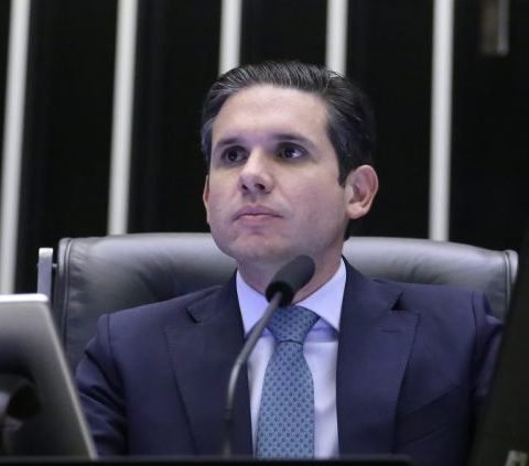 Câmara aprova urgência de projeto contra “adultização” de crianças e bolsonaristas falam em censura