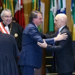 O presidente da República, Jair Bolsonaro, cumprimenta o ministro do STF, Alexandre de Moraes / Crédito: Fabio Rodrigues Pozzebom/ Agência Brasil