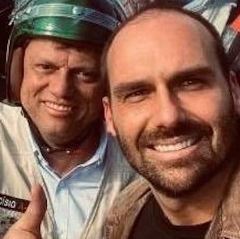 Eduardo Bolsonaro ameaça deixar o PL após fala de Tarcísio de Freitas sobre eventual candidatura presidencial. Movimento expõe crise na extrema-direita e fragilidade de Bolsonaro.