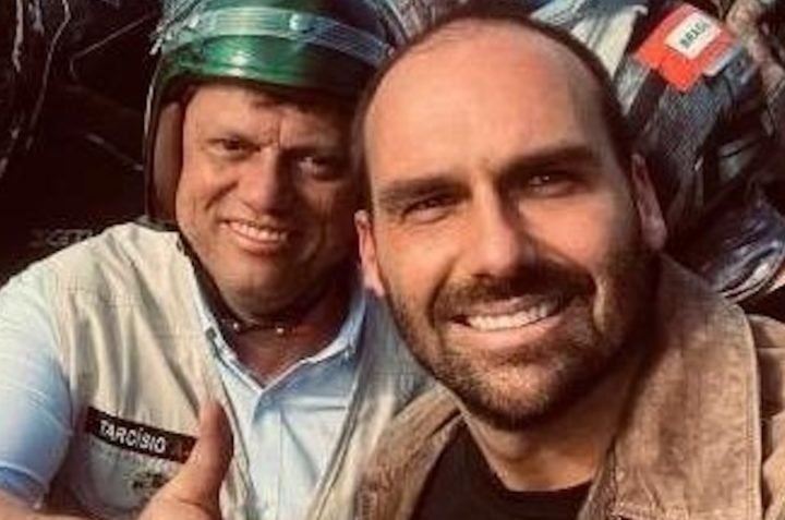 Eduardo Bolsonaro ameaça deixar o PL após fala de Tarcísio de Freitas sobre eventual candidatura presidencial. Movimento expõe crise na extrema-direita e fragilidade de Bolsonaro.