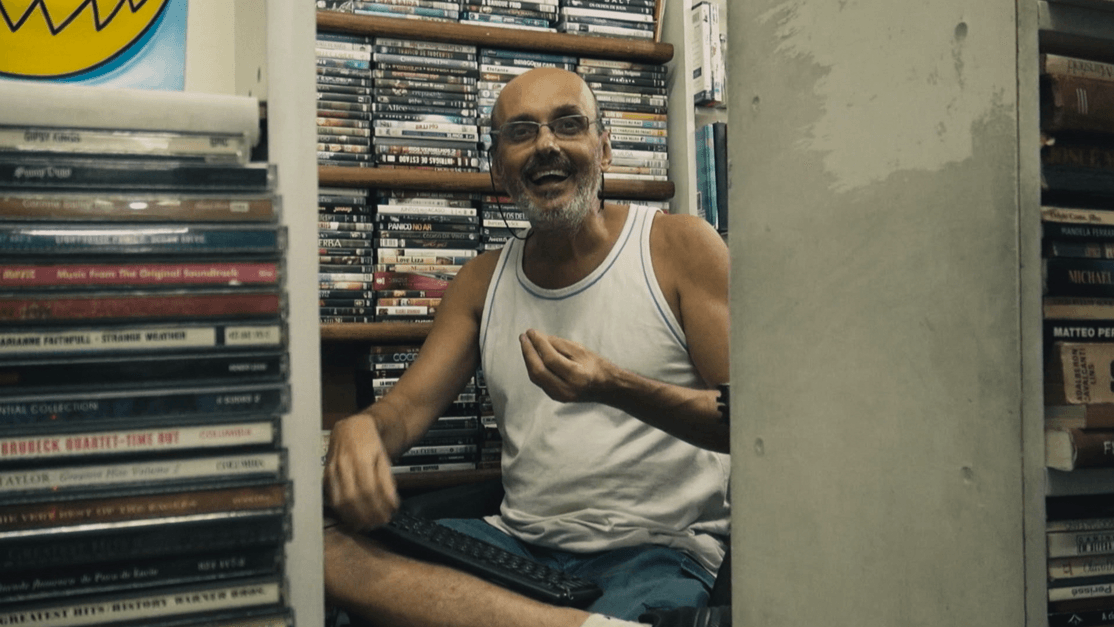 Zé Carlos é dono da “Storm Video” há 25 anos. Fotos: Divulgação