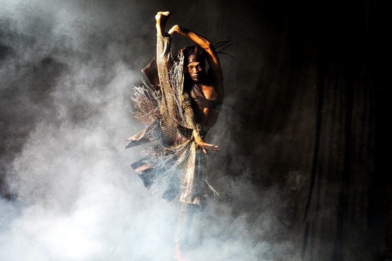 Cena da coreografia “Bolero”, de Carlos Santos para o Balé Folclórico da Bahia Foto: Celia Santos