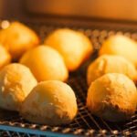 Aprenda a preparar o bolo de pão de queijo crocante por fora e macio por dentro