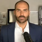 Mensagens de Eduardo Bolsonaro mostram que a atuação internacional do deputado visava exclusivamente proteger Jair Bolsonaro, descartando qualquer anistia para os demais condenados pelo 8 de janeiro.