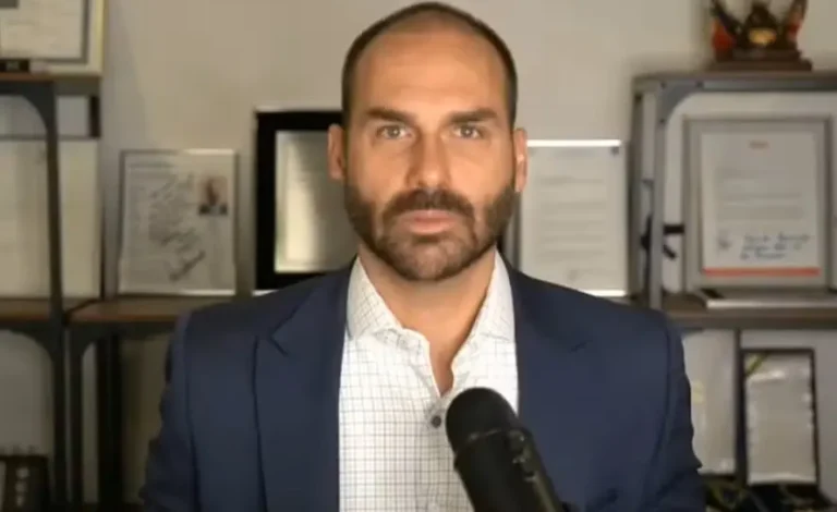 Mensagens de Eduardo Bolsonaro mostram que a atuação internacional do deputado visava exclusivamente proteger Jair Bolsonaro, descartando qualquer anistia para os demais condenados pelo 8 de janeiro.