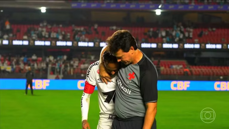 Neymar chora no ombro de Fernando Diniz após derrota humilhante do Santos para o Vasco