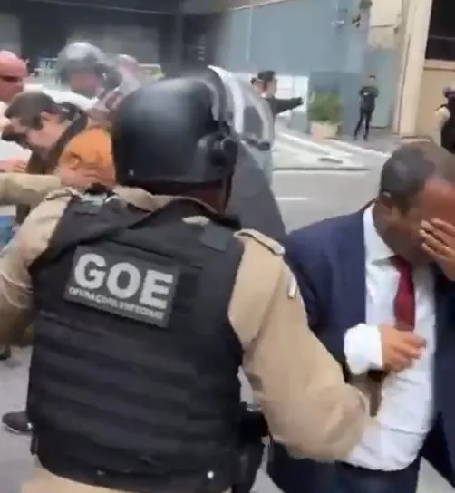 Operação de desocupação no Centro do Rio, determinada por Paes e Castro, gerou confronto com deputados do PSOL, uso de bombas, feridos e uma prisão.
