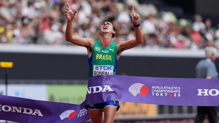 Caio Bonfim conquista ouro inédito, sua quarta medalha em Mundiais (foto: Fernanda Paradizo/CBAt)