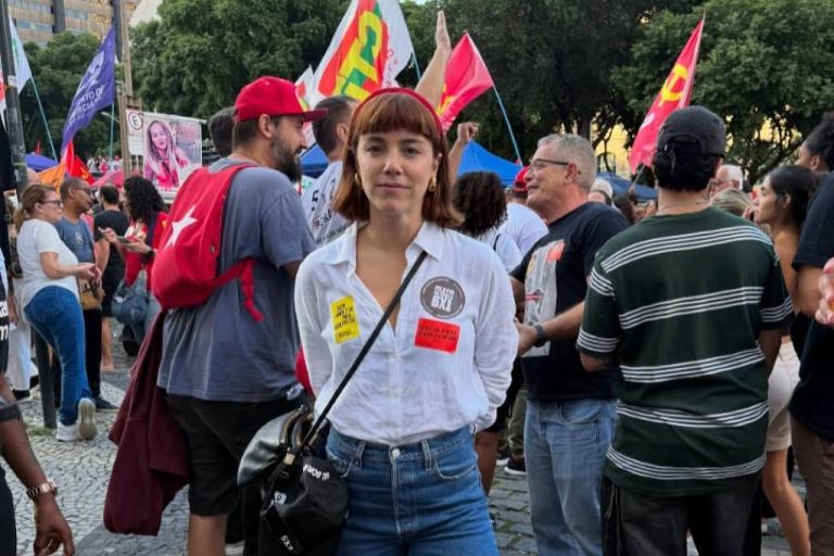Alice Wegmann em manifestação pelo fim da escala de trabalho 6x1 - Reprodução/Instagram