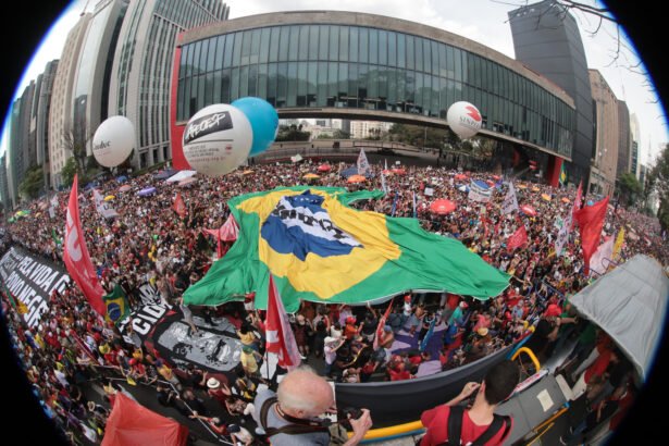 Manifestantes em ato contra a PEC da Blindagem na Avenida Paulista