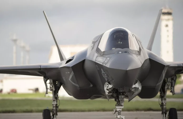 Caças F-35 dos EUA aterrissam em Porto Rico e intensificam provocações contra a Venezuela