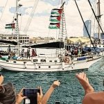 Expedição humanitária com Greta Thunberg e Ada Colau volta a Barcelona após tempestade no Mediterrâneo. Missão levava suprimentos para Gaza.