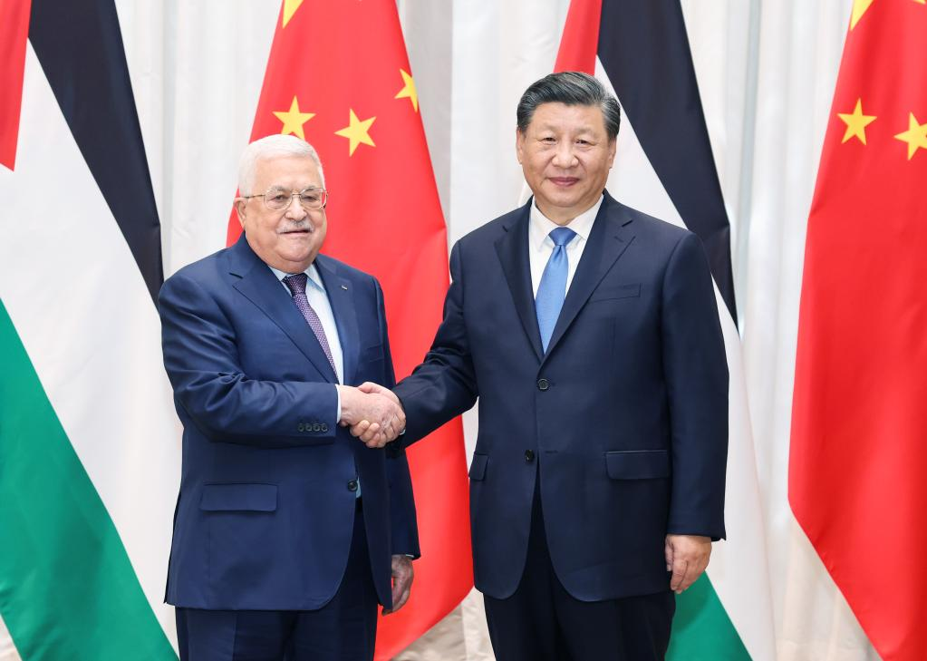 Xi reúne-se com presidente palestino Mahmoud Abbas